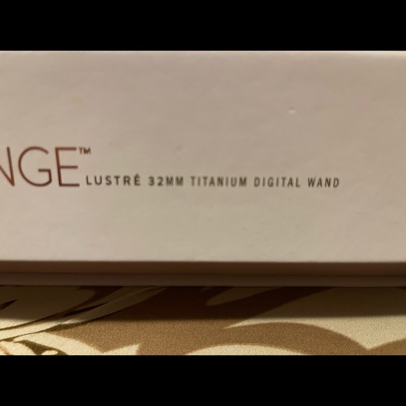 L’ange Lustre’ 32mm titanium curling wand - Picture 3 of 4